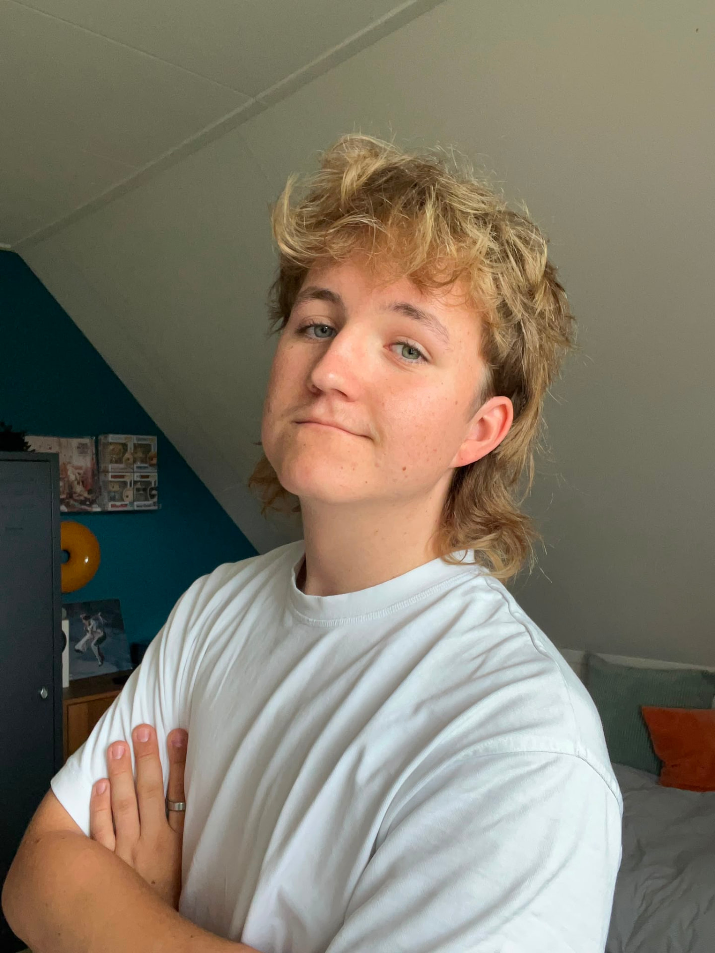 Jelle Monderman, illustrator van JM Artworks, met gekruiste armen in zijn tekenkamer