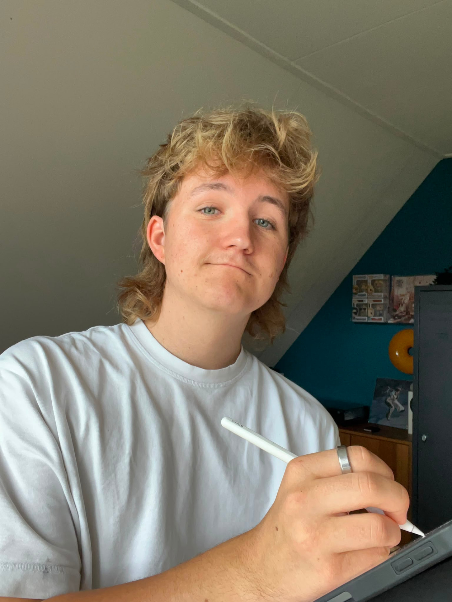 Jelle Monderman tekent met een stylus op zijn tekentablet in zijn atelier