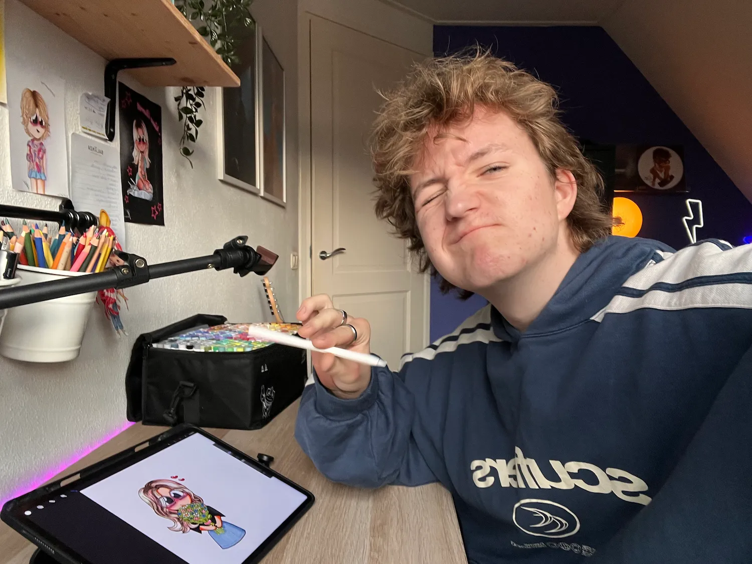Jelle Monderman aan het werk in zijn digitale kunststudio - handgetekende cartoon illustraties op iPad Pro