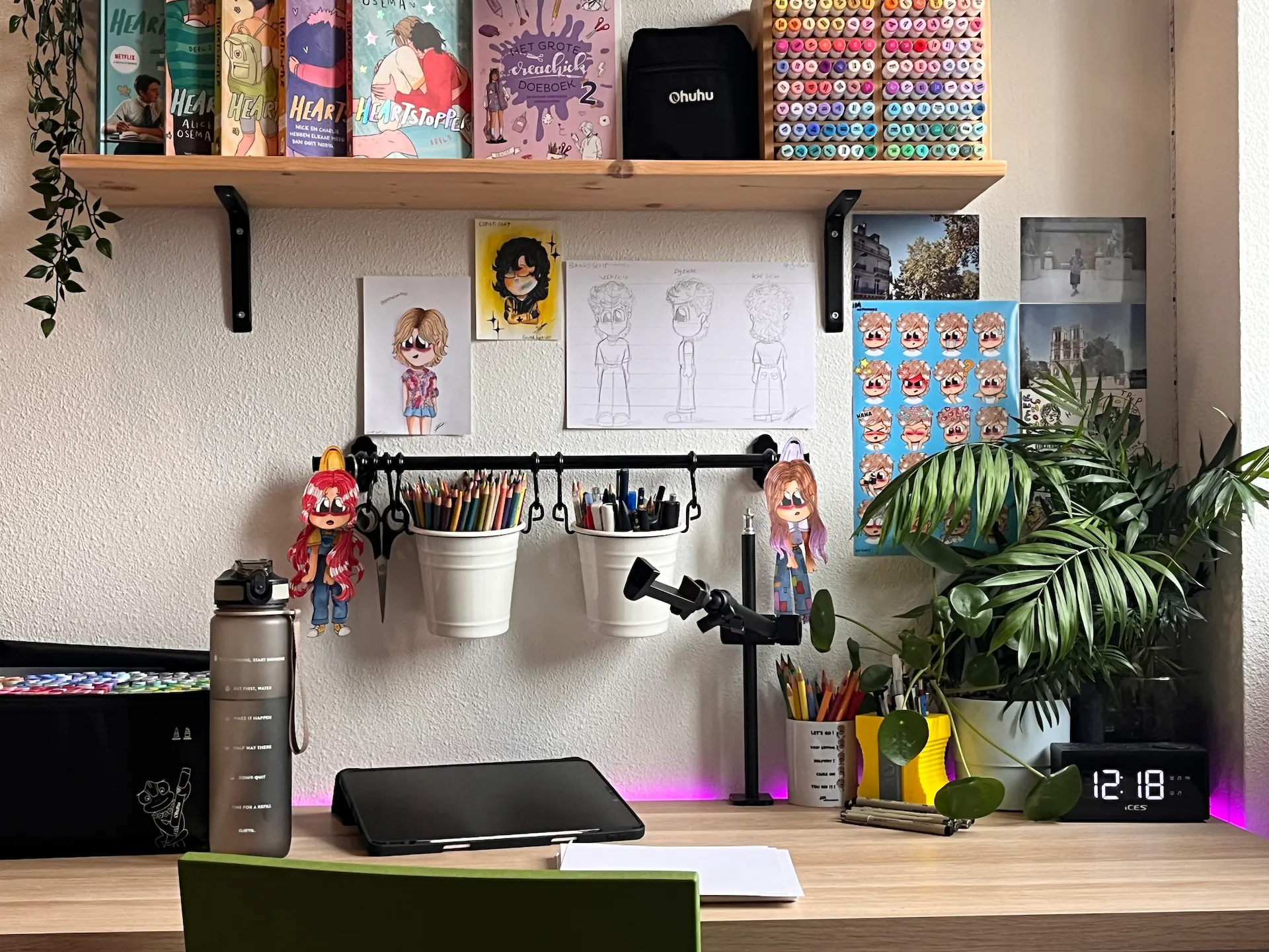Creatieve studio werkplek met illustratieboeken Copic markers en iPad Pro setup - digitale kunst atelier JM Artworks
