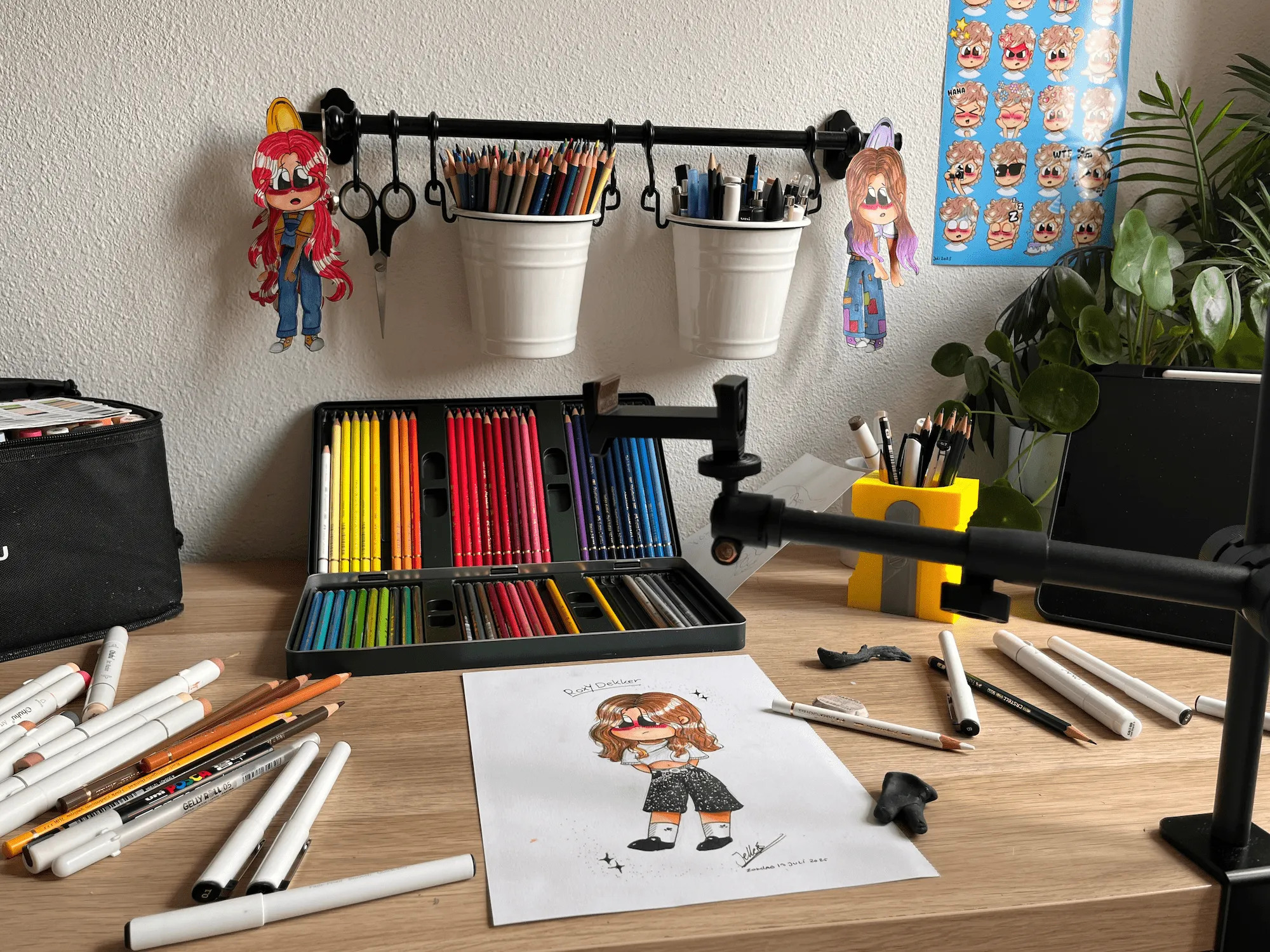 Jelle's tekentafel met Copic markers kleurpotloden en handgetekend cartoon portret - professionele illustratie werkplek Nederland